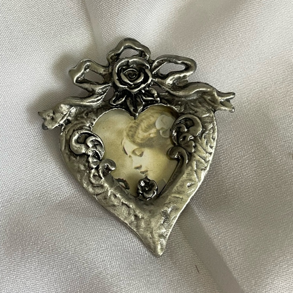 Vintage Victorian Heart brooch picture holder